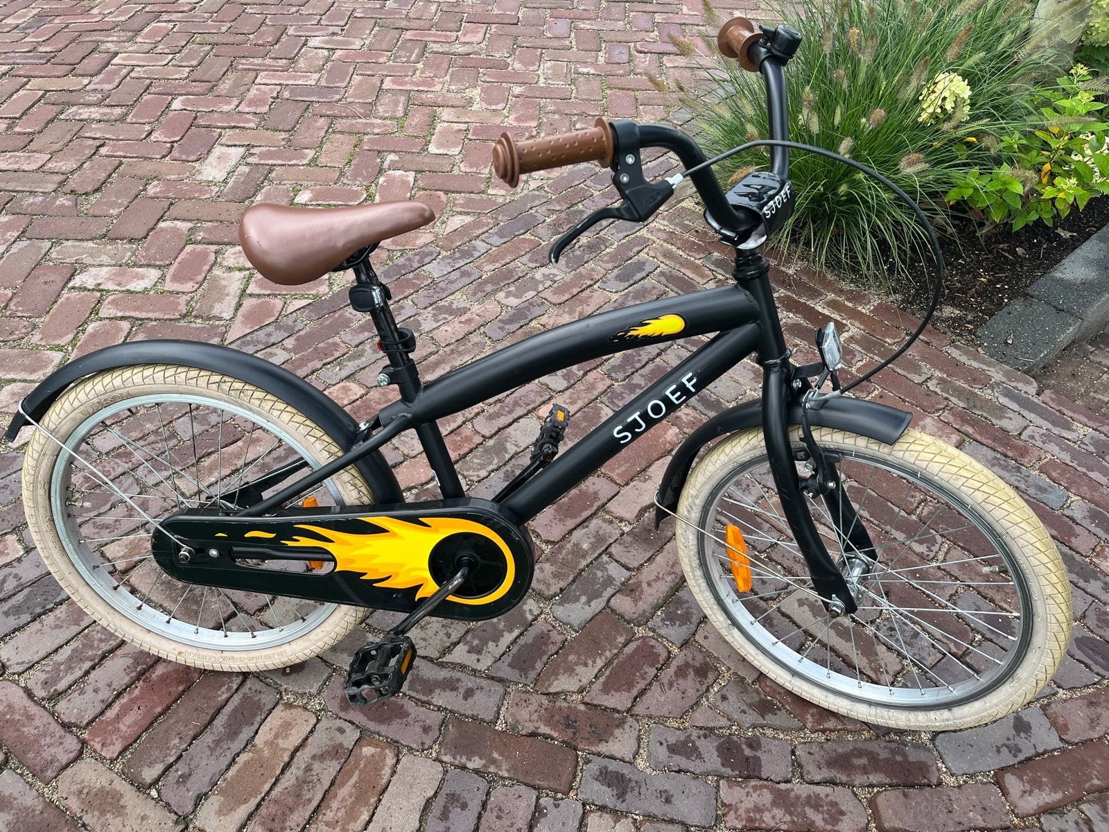 SJOEF kinderfiets 22 inch - Matzwart met vlammen, Ophalen, Gebruikt, Terugtraprem, 20 inch of meer