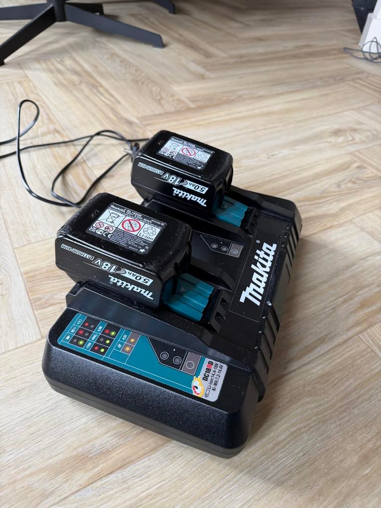 Makita DC18RD Dubbele Snellader met 2x 18V 5.0Ah Accu's, Verzenden, Gebruikt, Overige typen