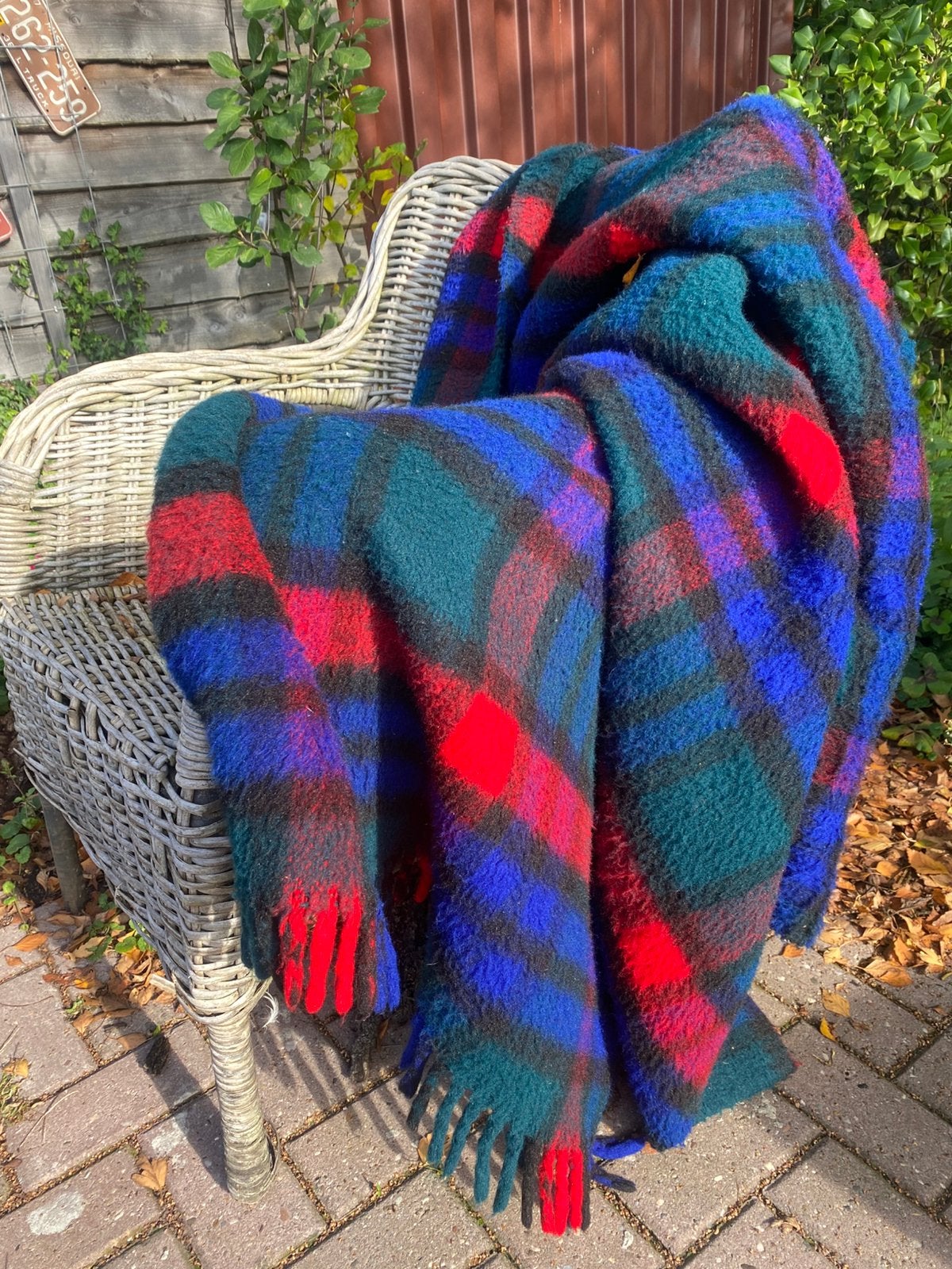 Prachtige blauw / rood geblokte dralon picknickkleed/ plaid, Huis en Inrichting, Ophalen of Verzenden, Zo goed als nieuw