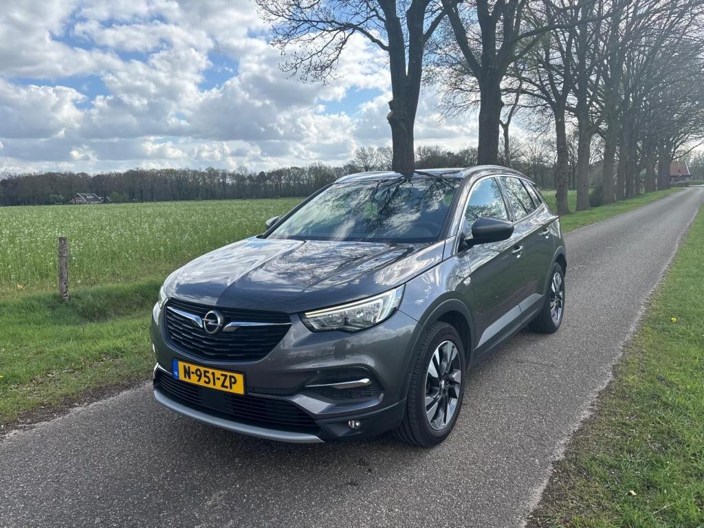 Opel Grandland X 1.2 Innovation | Camera | Navigatie | Trekh, Gebruikt, 1199 cc, Leder en Stof, Bedrijf