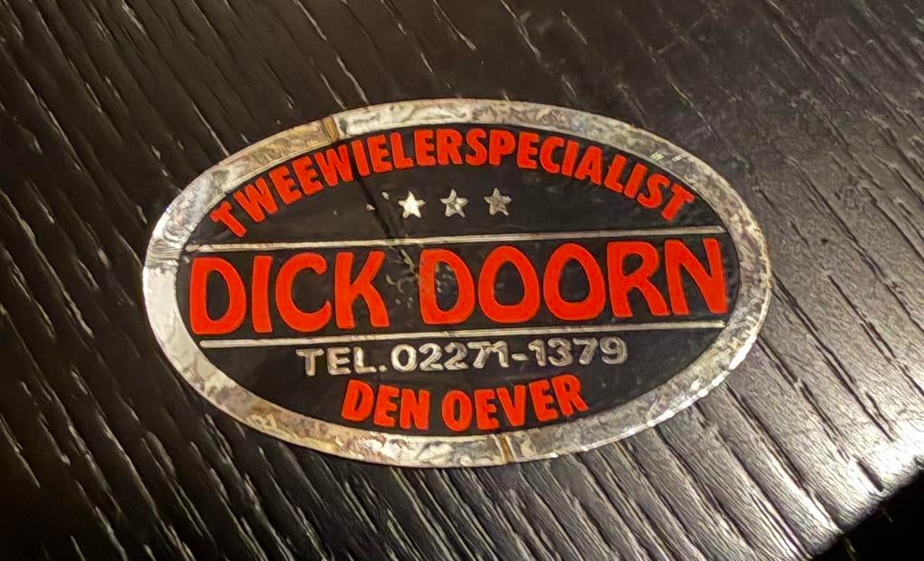 Dealersticker Dick Doorn Den Oever oud!, Ophalen of Verzenden, Zo goed als nieuw