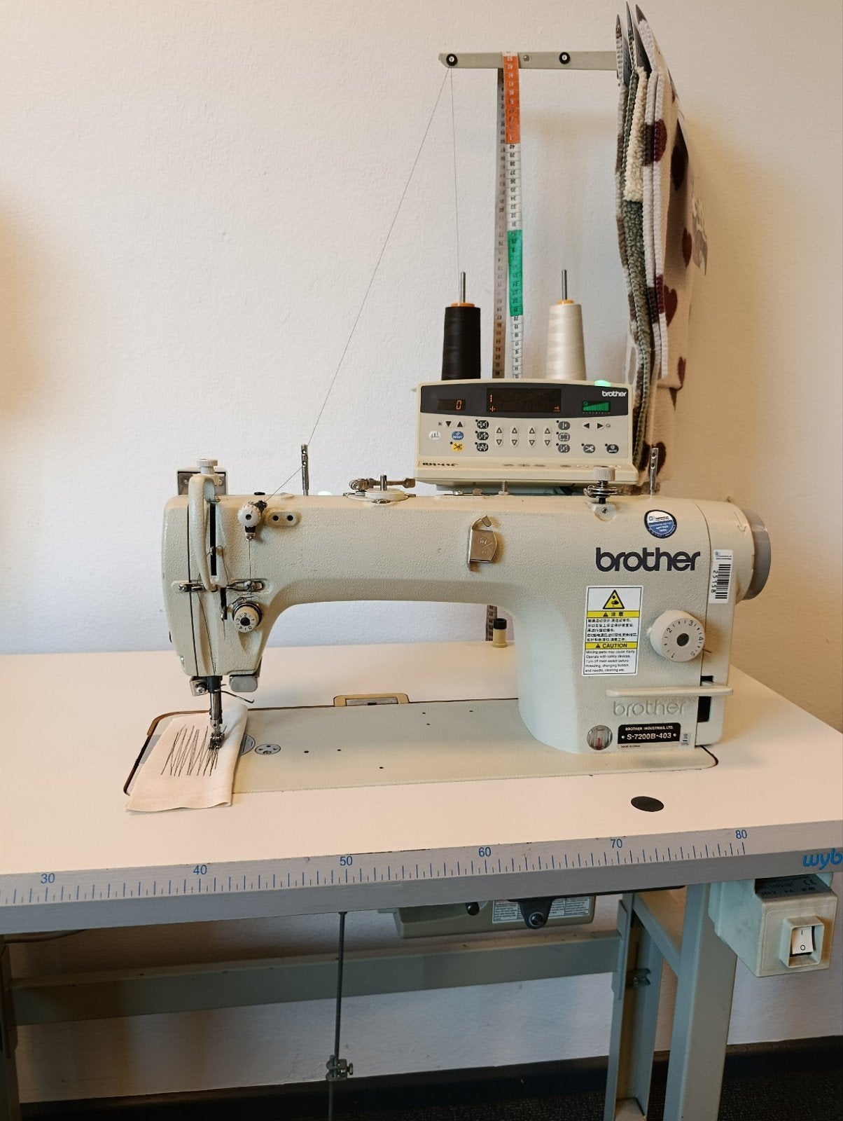 Industriële naaimachine Brother S-7200B-403. €800, Industrieel, Ophalen, Overige merken, Naaimachine