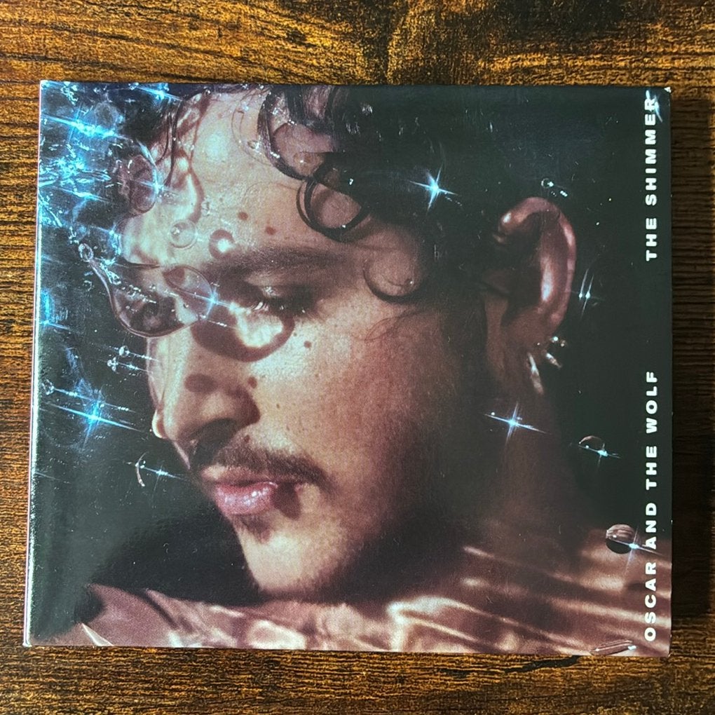 CD Oscar And The Wolf - The Shimmer, Ophalen of Verzenden, Zo goed als nieuw, Elektronisch, Inclusief boekje
