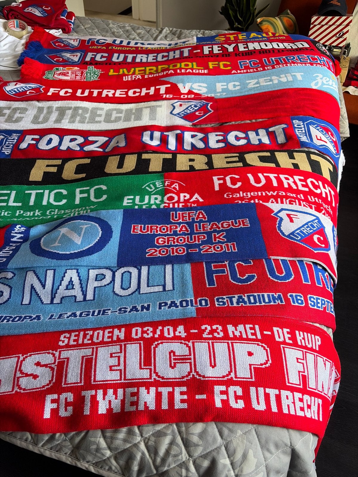 FC Utrecht sjaals - Diverse wedstrijden en clubs, Ophalen of Verzenden, Gebruikt, F.C. Utrecht, Vaantje of Sjaal