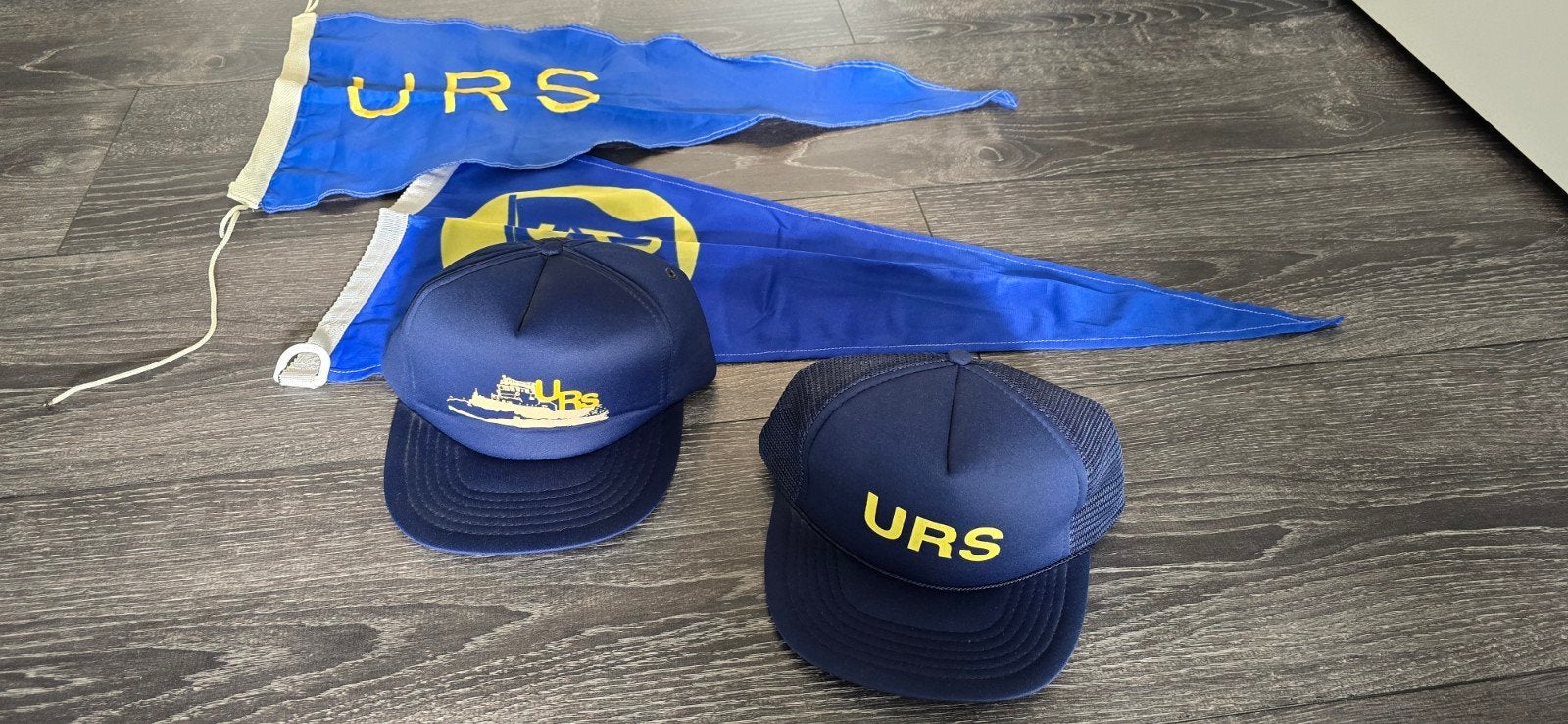 URS Vlaggen en Petten Set - Maritieme Collectie, Verzamelen, Ophalen of Verzenden, Zo goed als nieuw