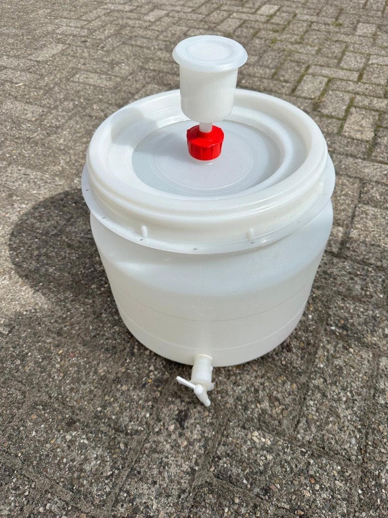 Vat plastic rond met waterslot en kraan, 30L vergisting vat, Ophalen, Zo goed als nieuw