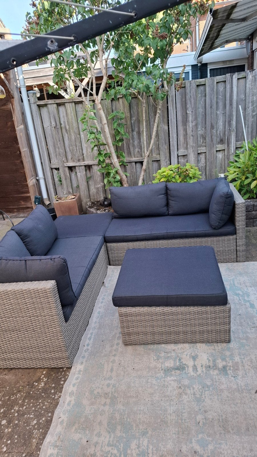 Compacte Wicker Tuinset met Dikke Kussens en Hocker, Tuin en Terras, 5 zitplaatsen, Gebruikt, Bank, Ophalen of Verzenden
