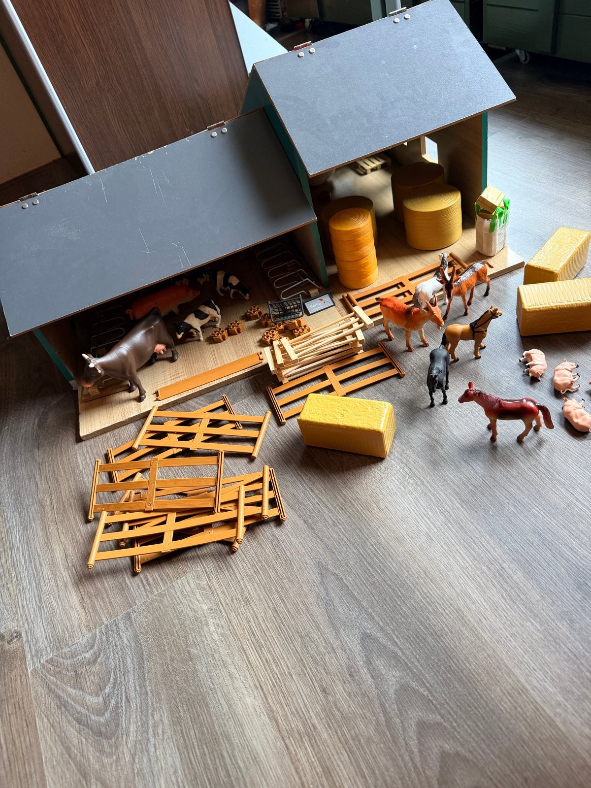 Houten Boerderij met Dieren, Koe, Hooibulten en Hekwerk, Ophalen, Gebruikt, Jongen of Meisje