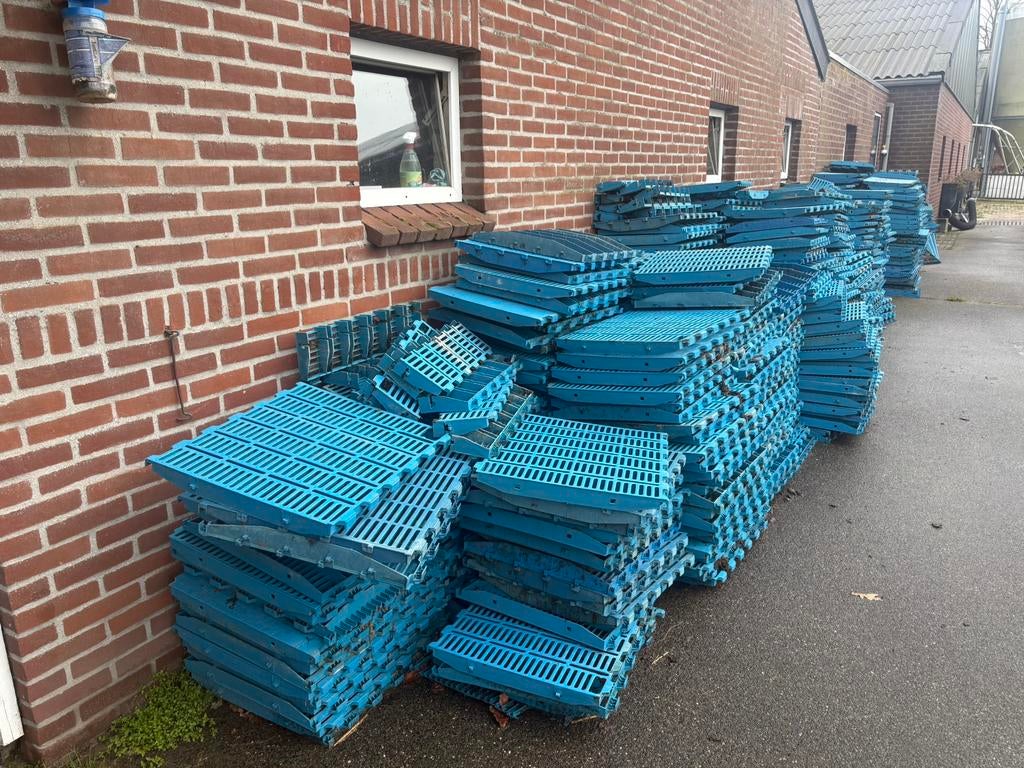 Gratis af te halen: 300 m² kunststof stalroosters, Ophalen, Gebruikt, Kunststof, Overige typen
