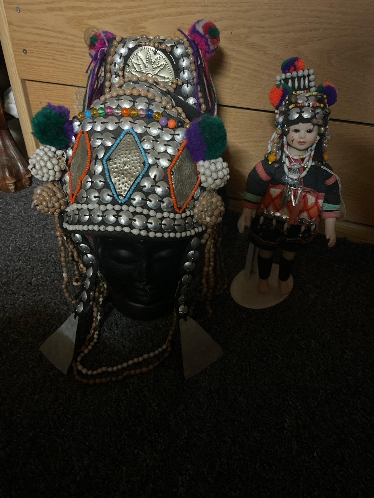 Traditionele hoofdtooi en pop - Aziatische kunst, Antiek en Kunst, Textiel, Overige typen, Handgemaakt, Ophalen of Verzenden
