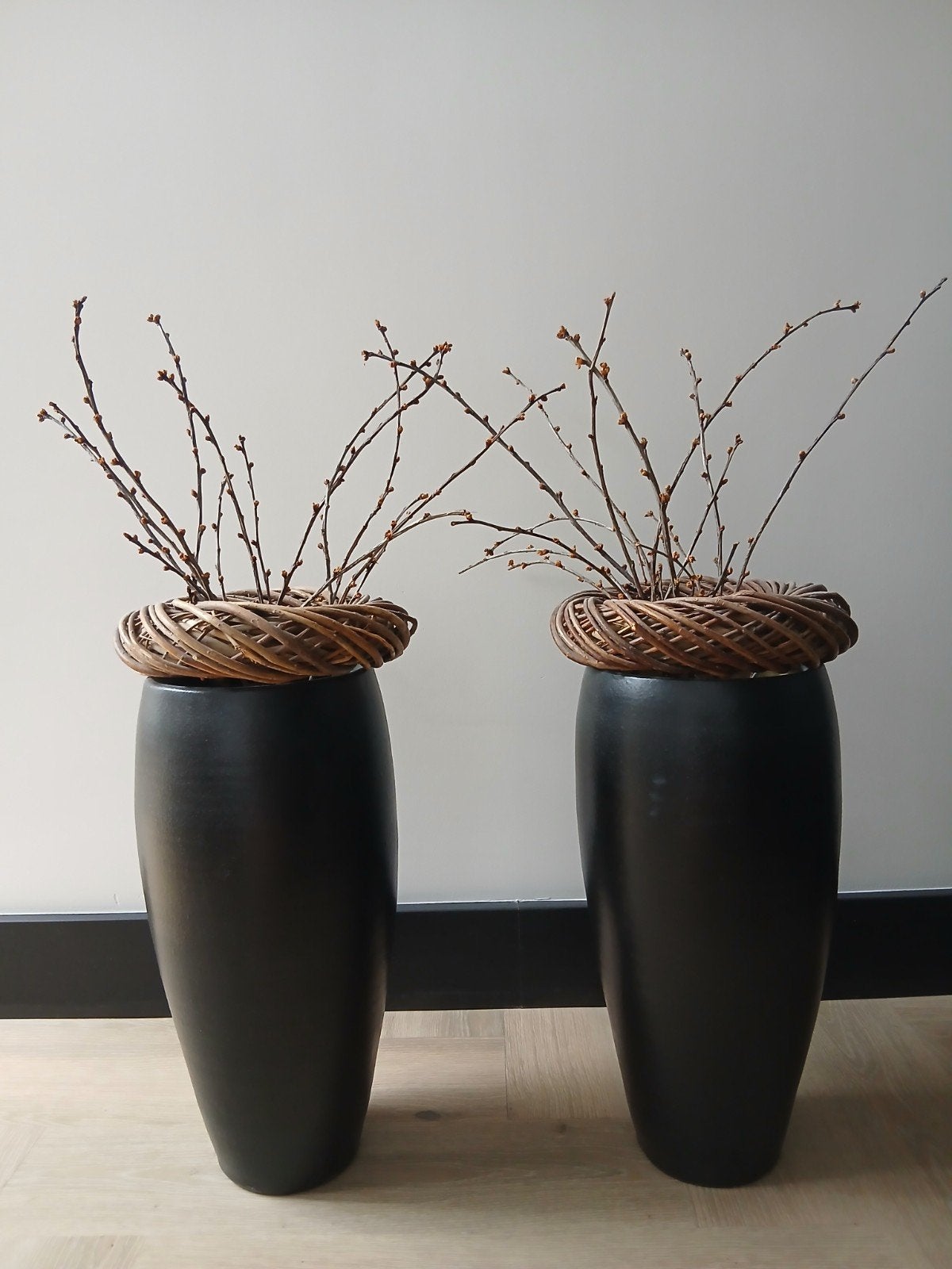 Grote zwarte vazen met krans en decoratieve takken, Ophalen, Zwart, Natuurlijk materiaal, Inclusief decoratie