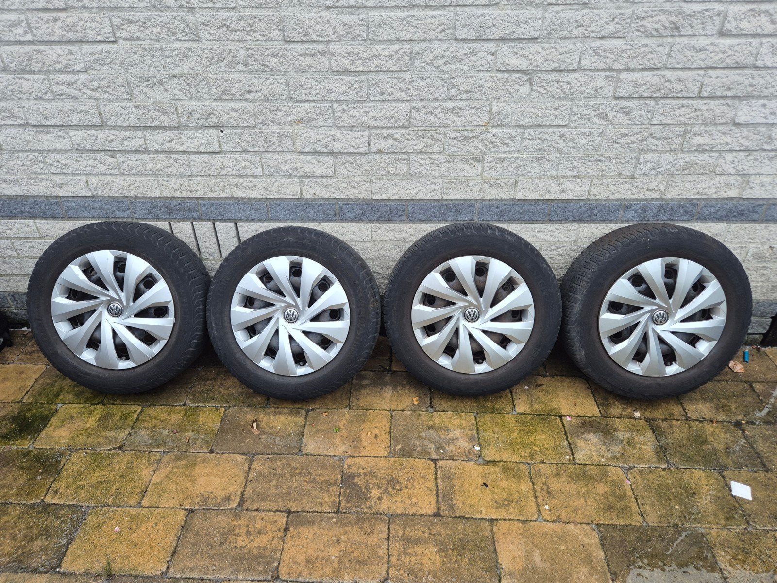 Volkswagen Polo velgen met wieldoppen - 185/65 R15, Auto-onderdelen, Banden en Velgen, Ophalen, Gebruikt, 15 inch, Banden en Velgen