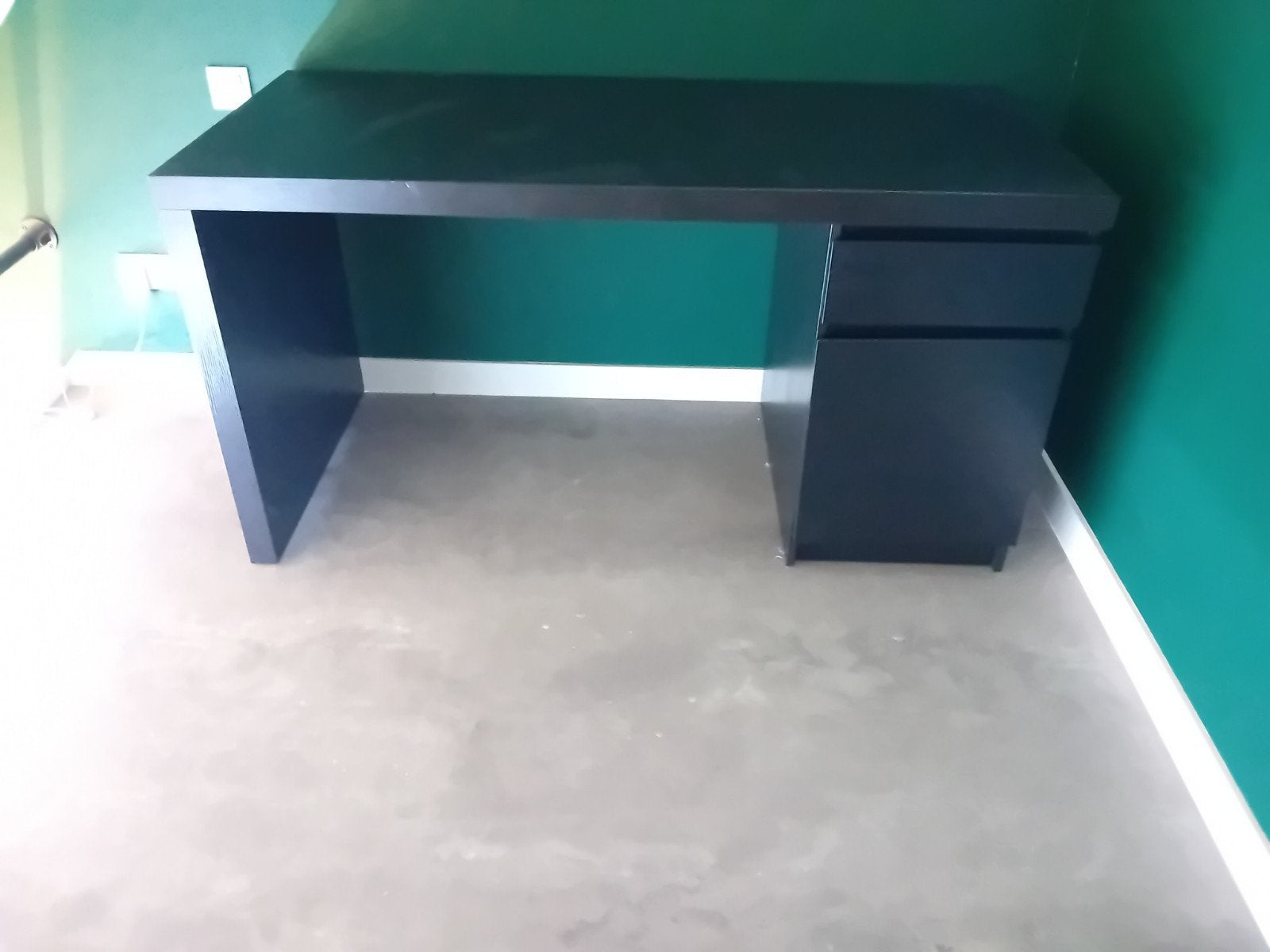 IKEA Malm bureau bruinzwart 140x65 cm in goede staat, Huis en Inrichting, Bureaus, Ophalen, Gebruikt, IKEA, Zwart