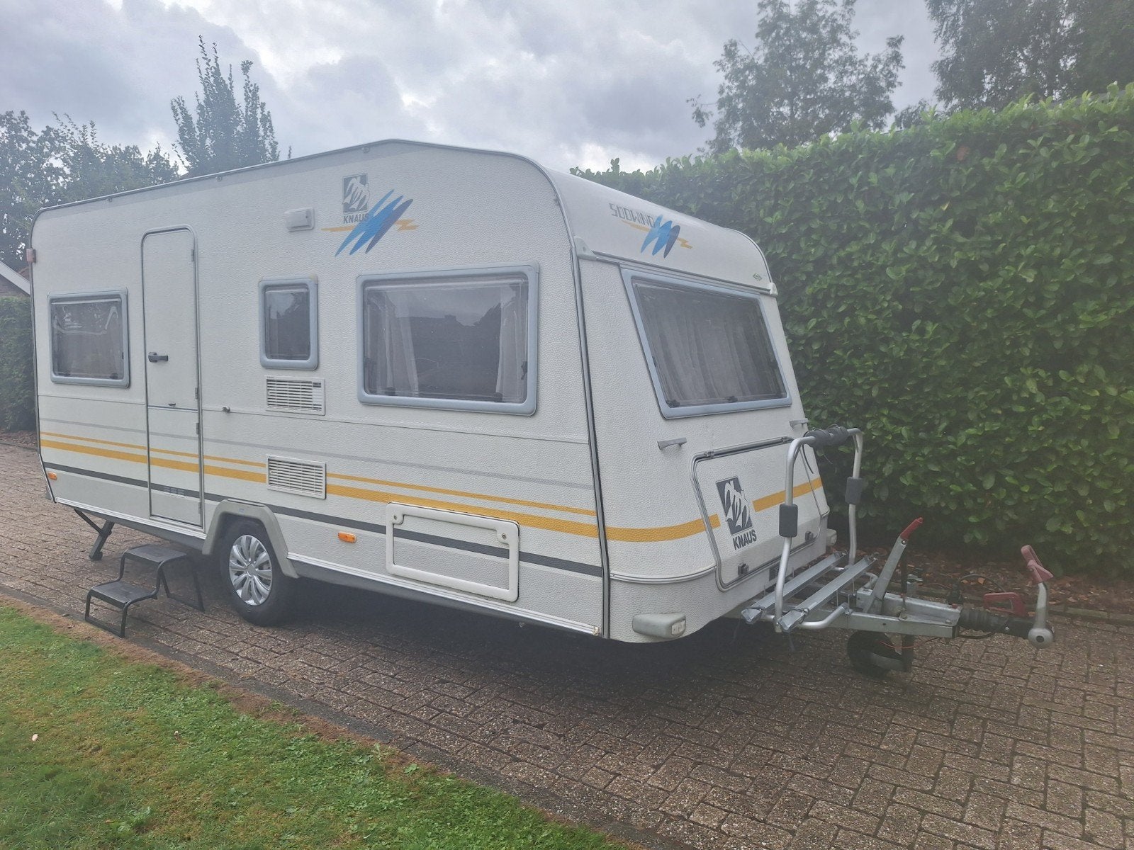 Knaus Sudwind 450 TU l 2e eigenaar l Bovag '26 l Voortent, Caravans en Kamperen, Vast bed, Rondzit, Kachel, 750 - 1000 kg