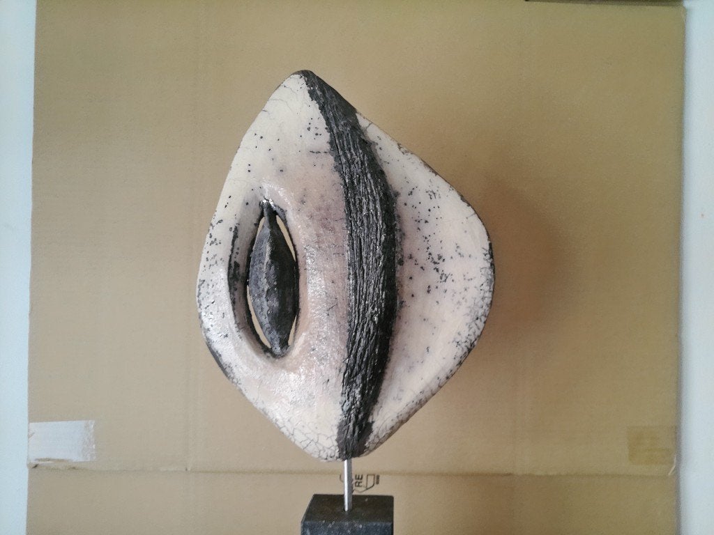 Abstract design beeld op marmeren sokkel raku keramiek 124cm, Antiek en Kunst, Beeld, Abstract, Europa, Beschilderd