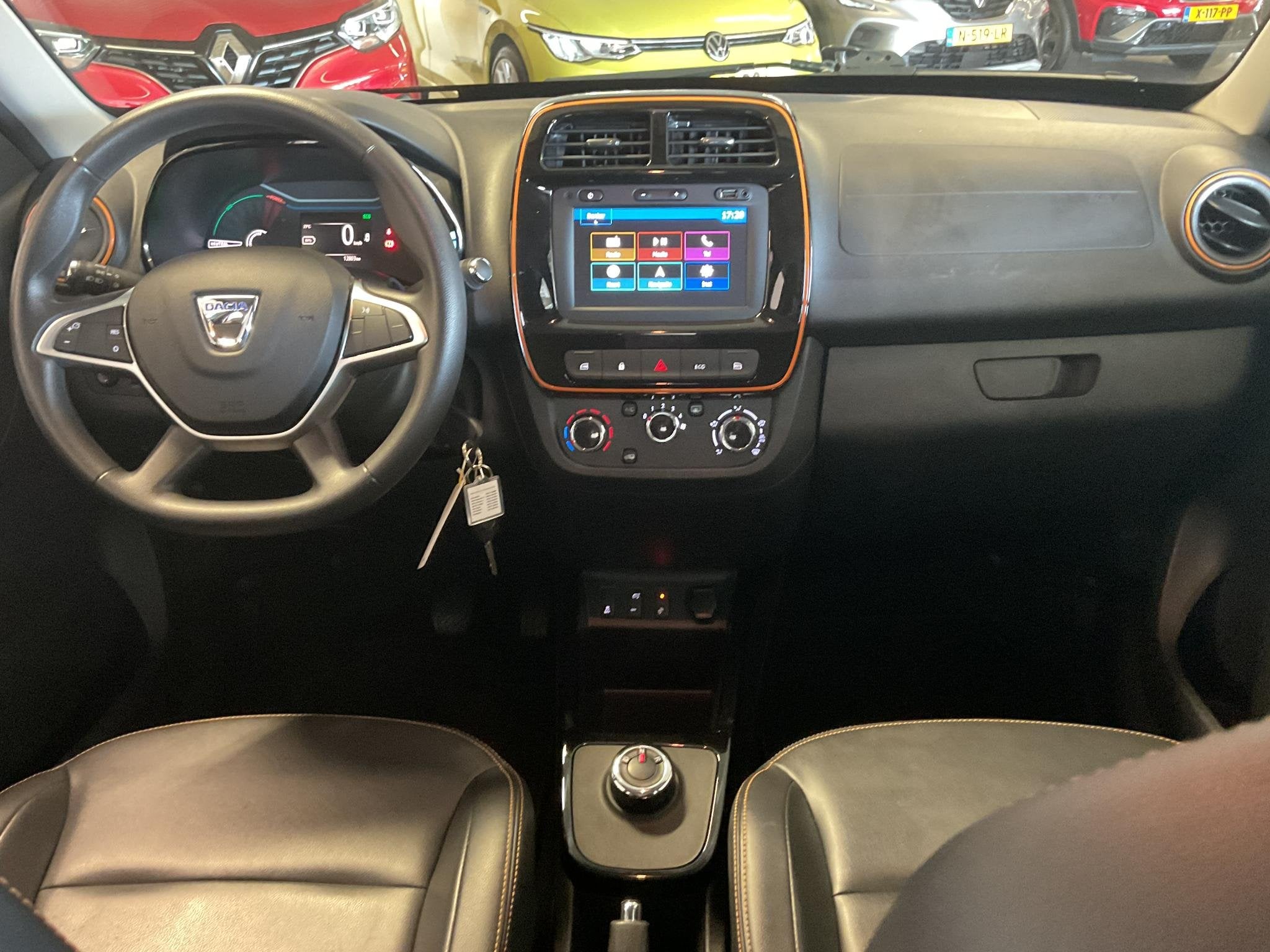Dacia Spring Comfort Plus 27 kWh | CARPLAY l ANDRIOD AUTO |, Auto's, Gebruikt, Zwart, Leder en Stof, Te koop