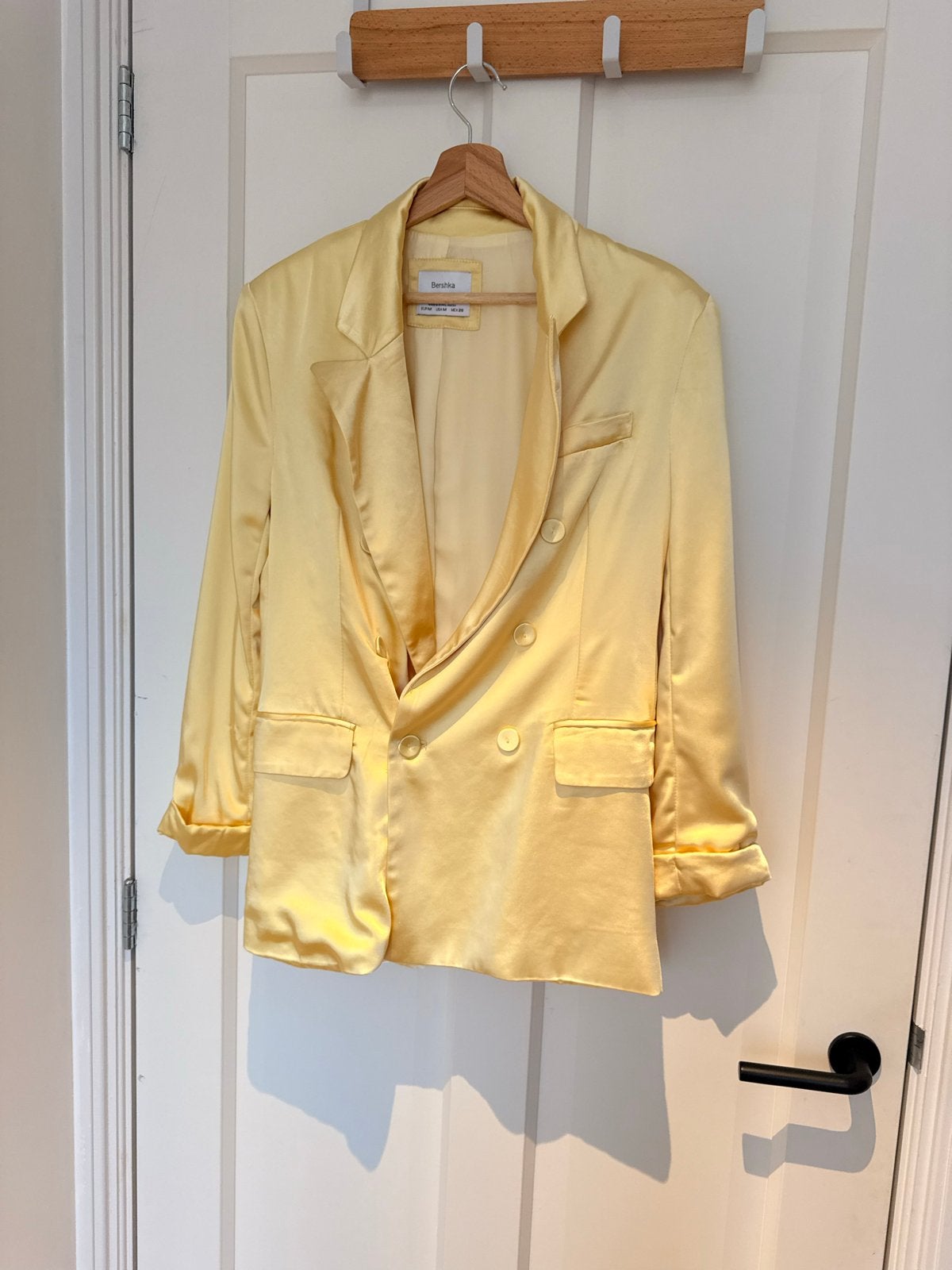 Bershka Geel Satijnen Blazer Maat M, Kleding | Dames, Maat 38/40 (M), Geel, Ophalen of Verzenden, Jasje