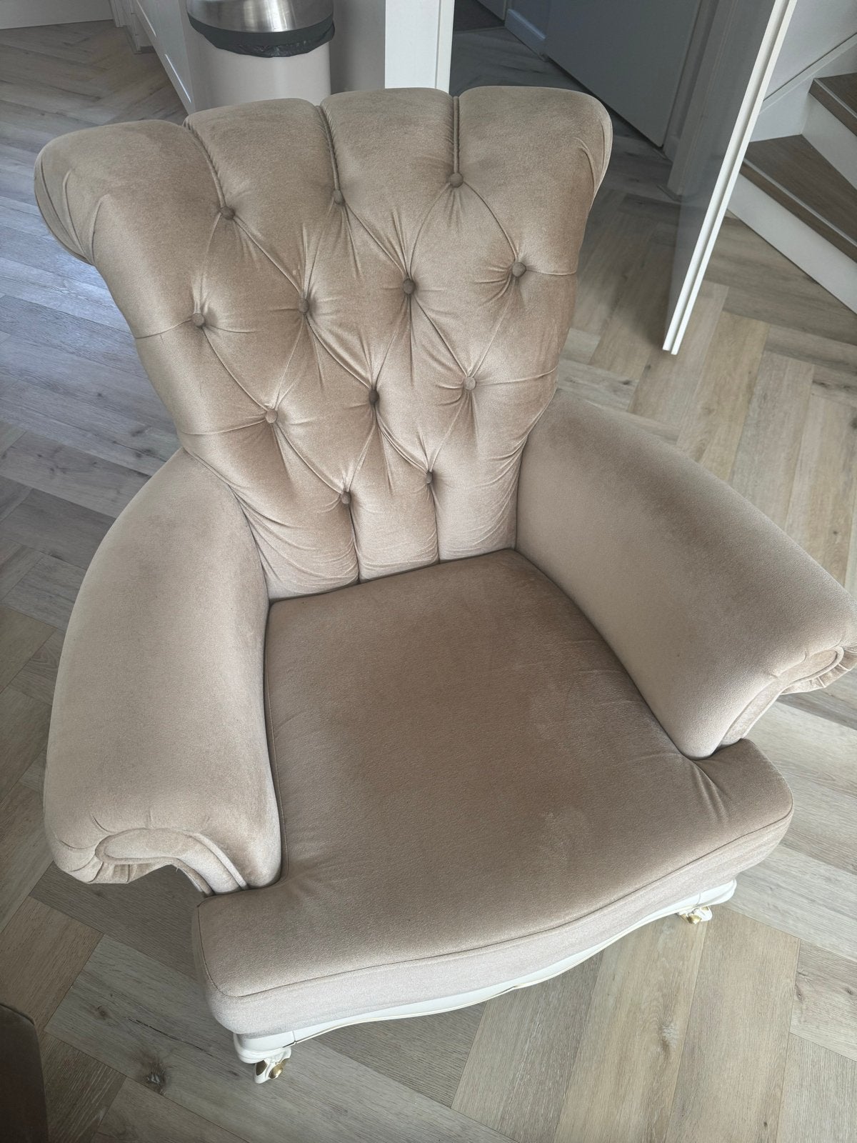 Stijlvolle fauteuil - beige fluweel met klassieke details, Huis en Inrichting, Ophalen, Zo goed als nieuw, Stof, 75 tot 100 cm
