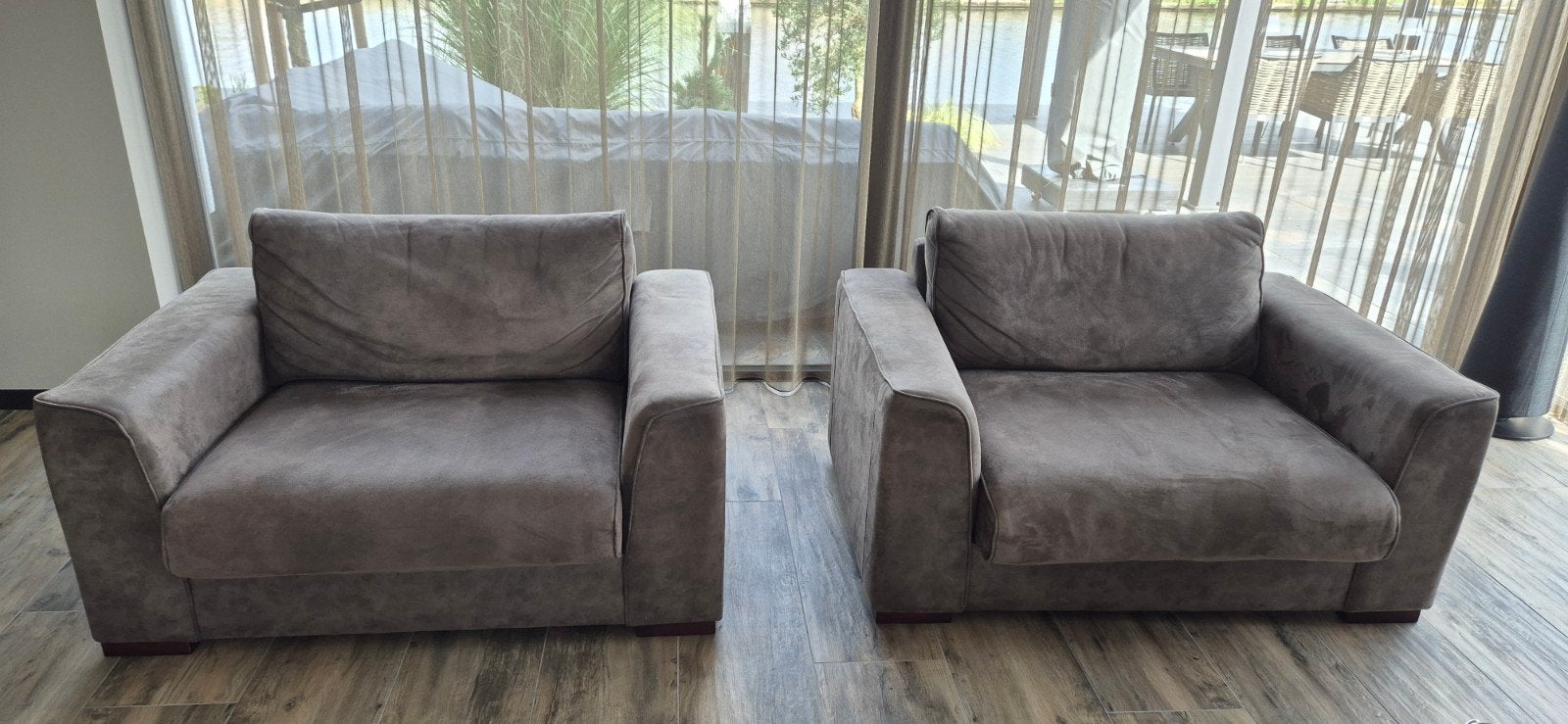 Twee zo goed als nieuwe loveseats - 135x97 cm, Huis en Inrichting, Fauteuils, Ophalen, Zo goed als nieuw, Stof, 75 tot 100 cm