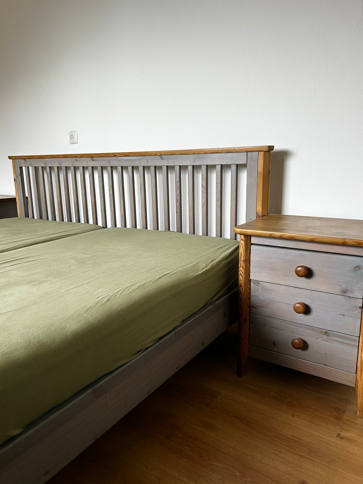 Tweepersoonsbed met lattenbodems en één nachtkastje., Ophalen, Tweepersoons, 180 cm, 200 cm