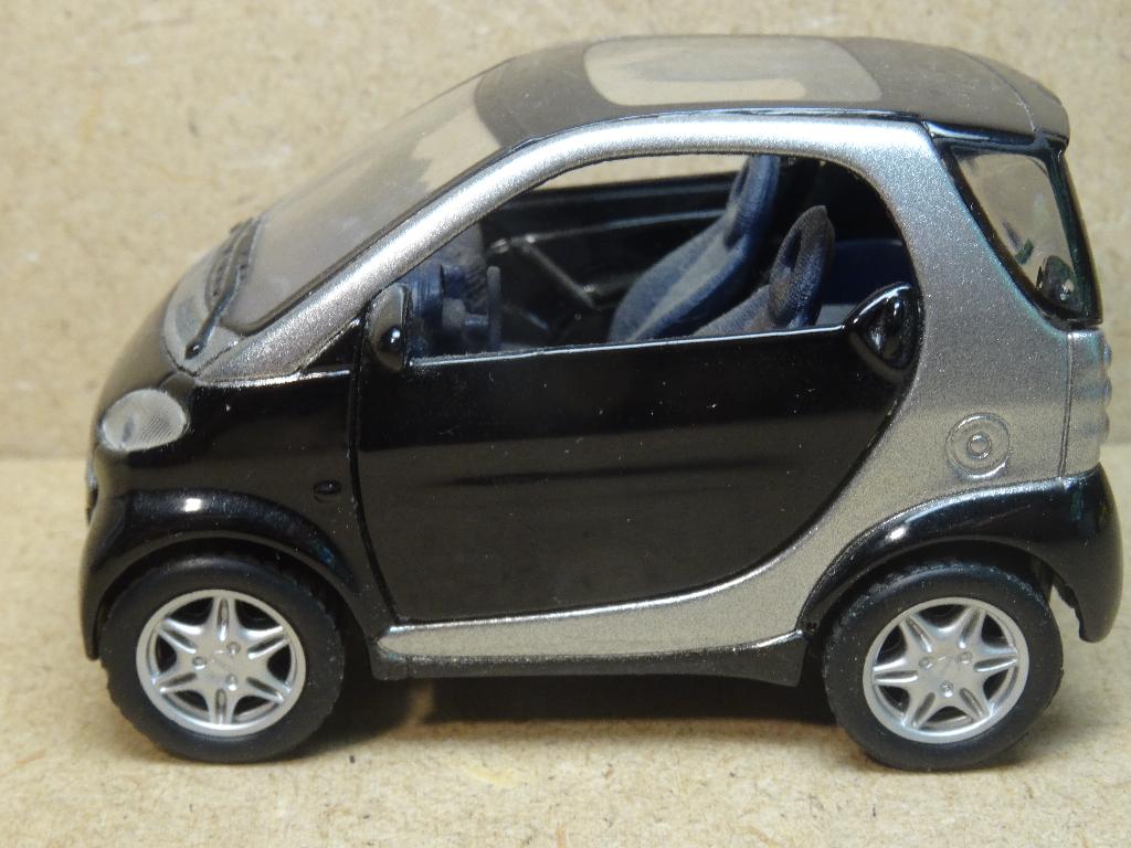 MAISTO 1/33, SMART CITY COUPÉ, Zilver-Zwart, Zie Foto`s, Hobby en Vrije tijd, Ophalen of Verzenden, Zo goed als nieuw, Auto