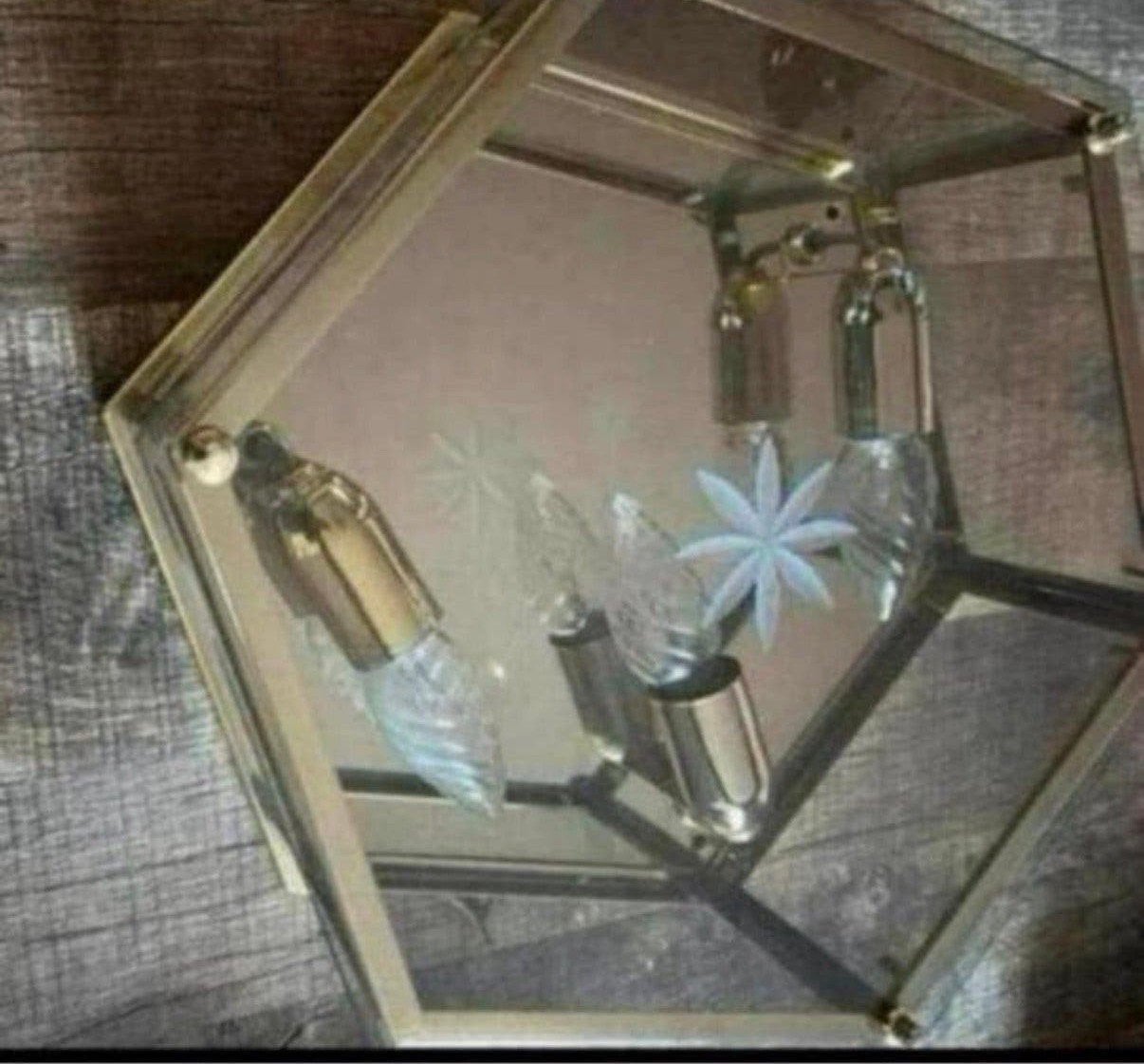 Vintage plafondlamp met gouden details en glazen elementen., Ophalen, Zo goed als nieuw
