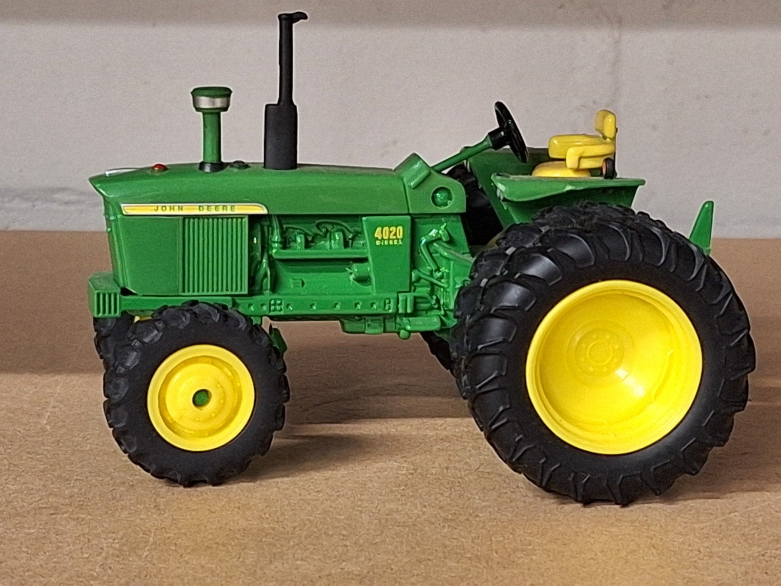 John Deere 4020 Diesel met Dubbellucht, ERTL, Tractor of Landbouw, Ophalen of Verzenden, Zo goed als nieuw