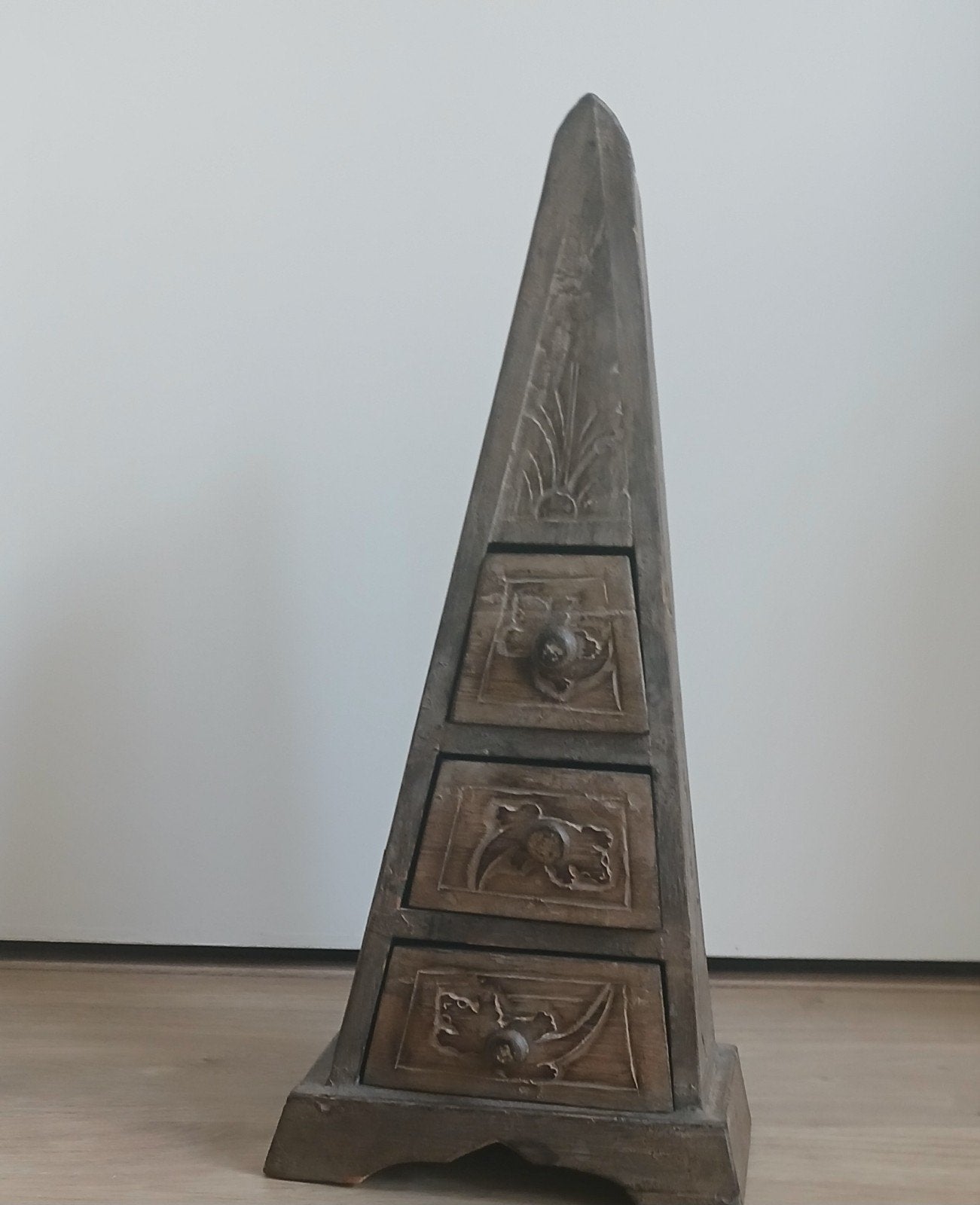 Houten piramide kastje, Ophalen, Gebruikt