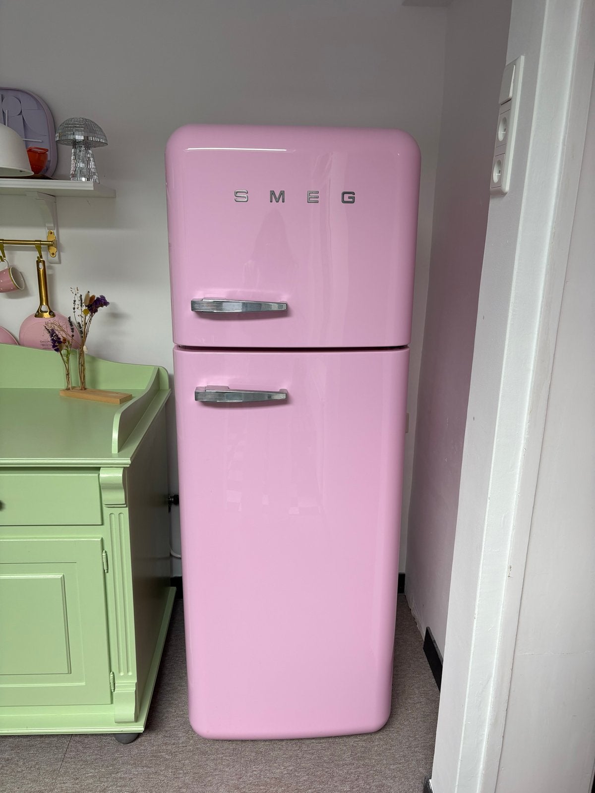 SMEG FAB30RRO1 (roze koelkast, zo goed als nieuw), Witgoed en Apparatuur, Ophalen, 200 liter of meer, 160 cm of meer, Zo goed als nieuw