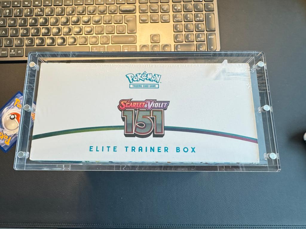 151 ETB sealed met acryl, Hobby en Vrije tijd, Verzamelkaartspellen | Pokémon, Ophalen of Verzenden, Zo goed als nieuw, Boosterbox