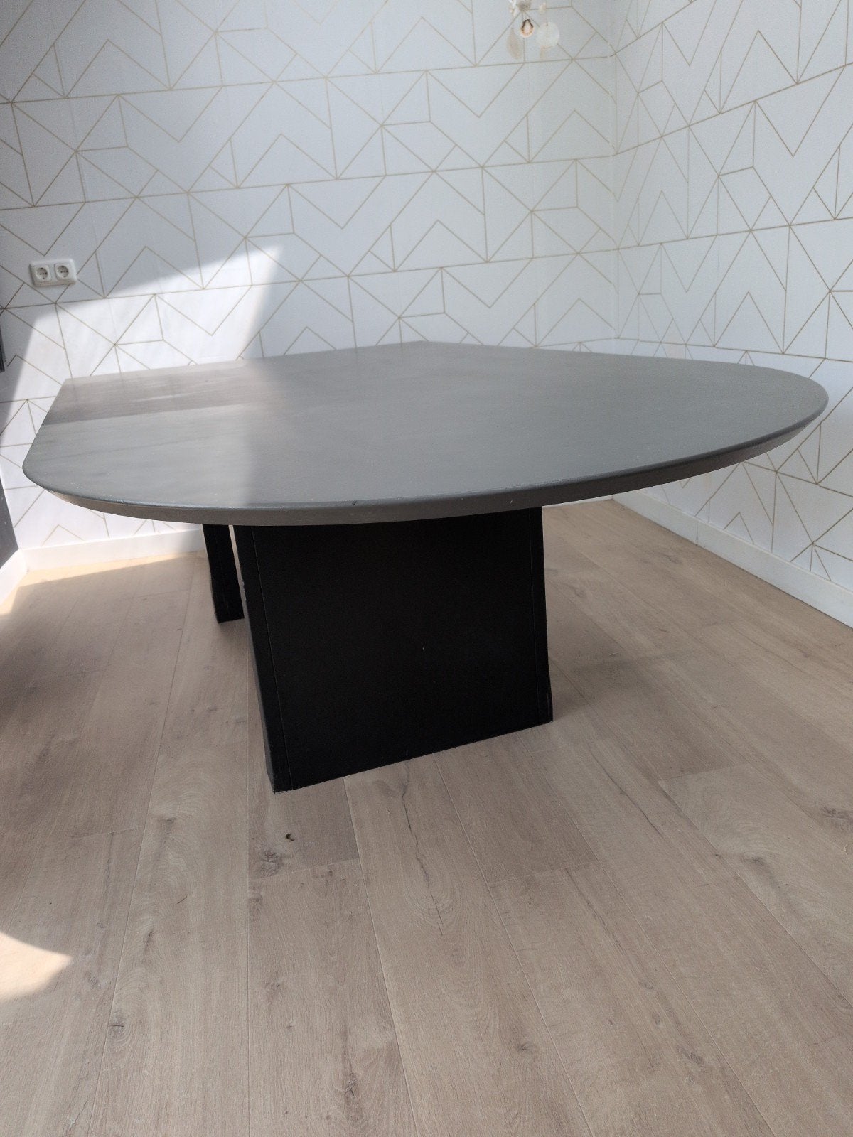 Moderne ovale eettafel - Grijs met zwart onderstel, Overige materialen, 100 tot 150 cm, Ophalen of Verzenden, Zo goed als nieuw