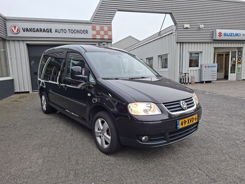 Rolstoelauto Volkswagen Caddy 1.6 75KW Maxi Combi 2010 Zwart, Auto's, Voorwielaandrijving, 4 cilinders, Volkswagen, 7 stoelen