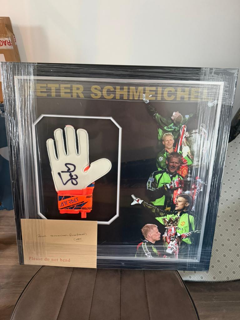 Signed Glove Peter Schmeichel Man united in luxe frame, Verzamelen, Sportartikelen en Voetbal, Ophalen of Verzenden, Nieuw, Buitenlandse clubs