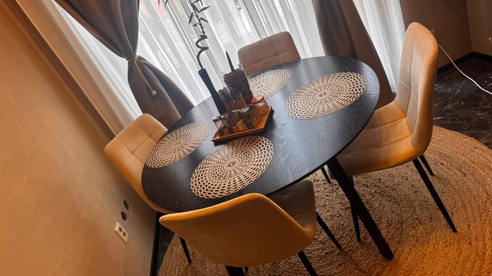 Moderne ronde eettafel met 4 stoelen, Huis en Inrichting, Tafels | Eettafels, Ophalen, Gebruikt, 100 tot 150 cm, Rond