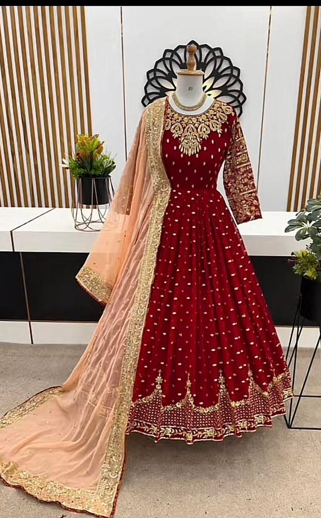 Rode Indiase Anarkali jurk met gouden borduurwerk + dupatta, Ophalen, Zo goed als nieuw, Maat 38/40 (M), Rood
