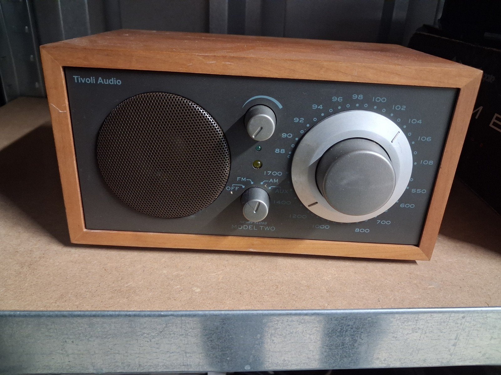 Tivoli Model Two Radio - Werkend, pinnen afgebroken, Ophalen of Verzenden, Gebruikt, Radio