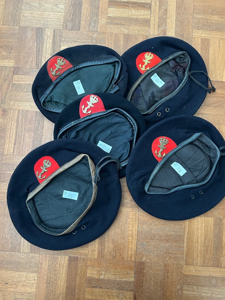 Mariniers baretten diverse maten en oud model emblemen, Ophalen of Verzenden, Marine, Nederland, Embleem of Badge