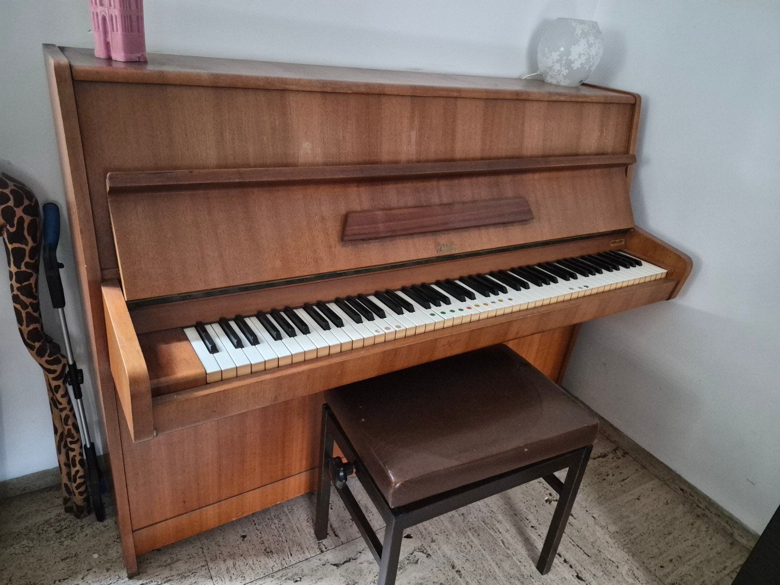 Mooie bruine piano met pianobankje, Ophalen, Gebruikt, Bruin, Piano