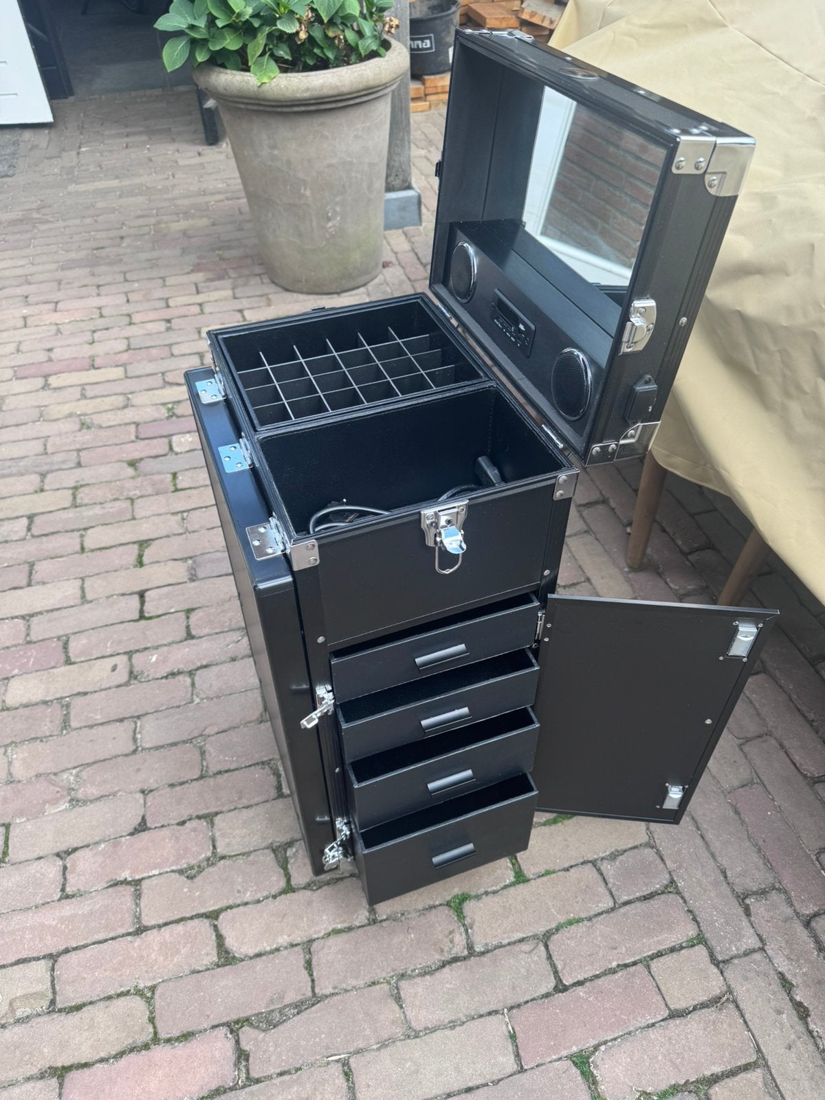 Foto 2 van Mobiele nageltafel