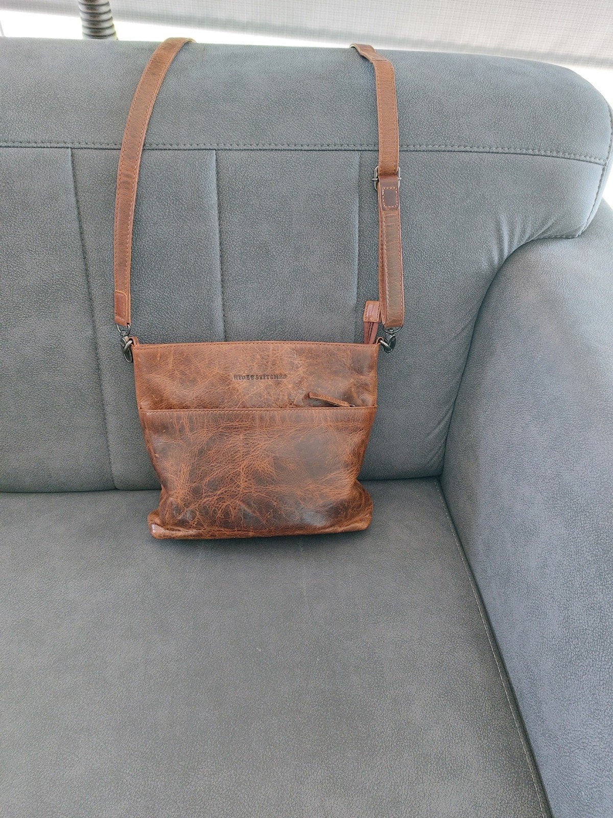Echt leren schoudertas Hide & Stitches, Sieraden, Tassen en Uiterlijk, Bruin, Minder dan 40 cm, Nieuw, Minder dan 35 cm