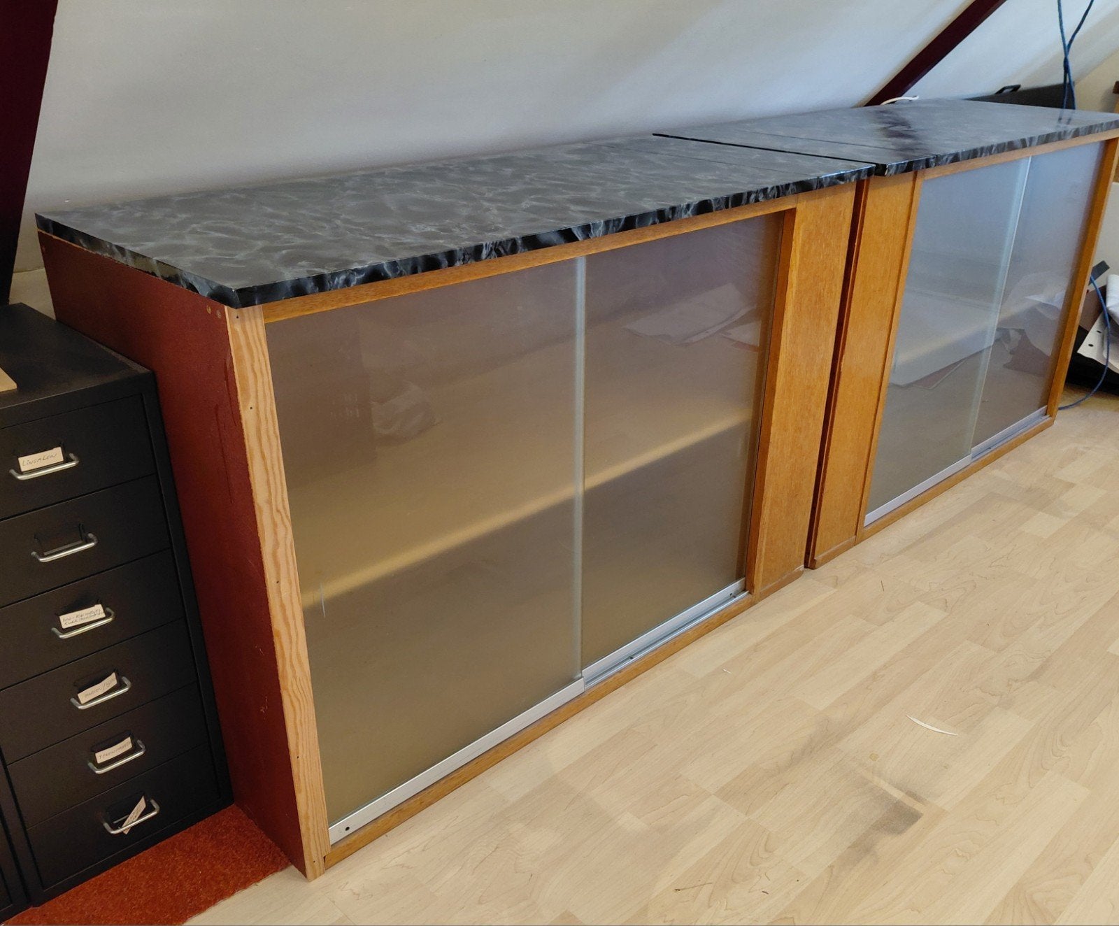 Kasten met glazen schuifdeuren., Huis en Inrichting, Kasten | Vitrinekasten, Ophalen, 25 tot 50 cm, 200 cm of meer