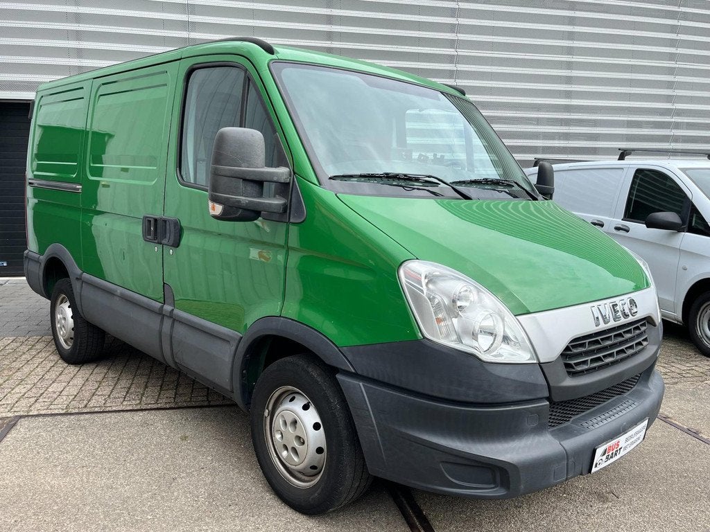 Iveco Daily 35S15V 300 145PK I NL-Auto I Camera I Trekhaak, Auto's, 13 km/l, Gebruikt, Zwart, Iveco