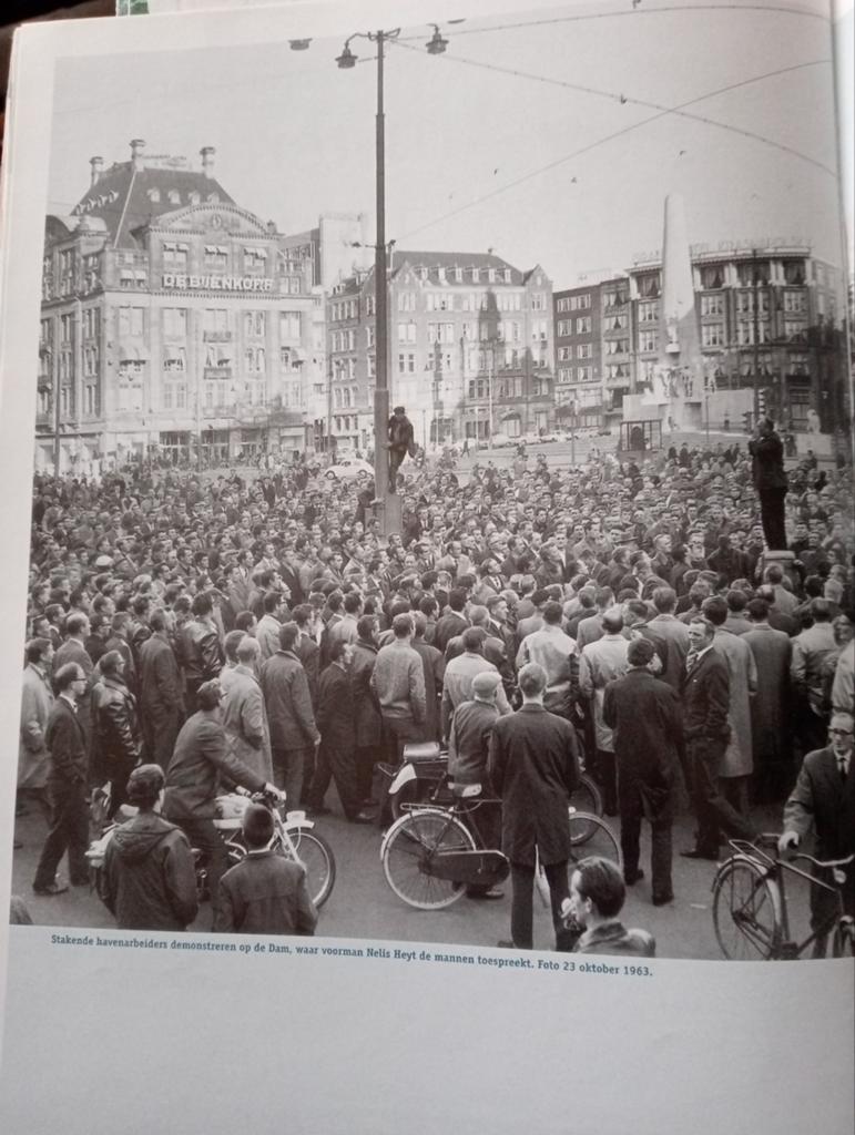 Kors van Bennekom M.Revis Americain Hotel, Boeken, Ophalen of Verzenden, Gelezen, Overige typen