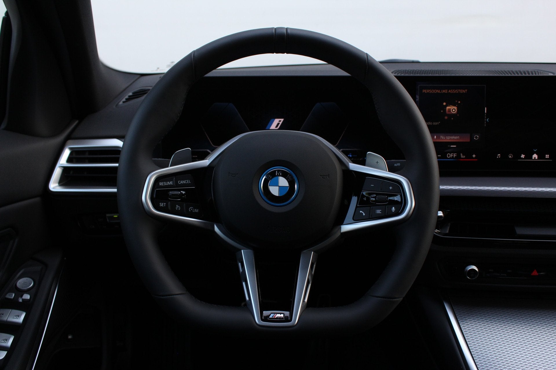 BMW 3 Serie 330e M Sport Automaat / Sportstoelen / Achteruit, Auto's, BMW, Automaat, Achterwielaandrijving, Zwart, 4 cilinders