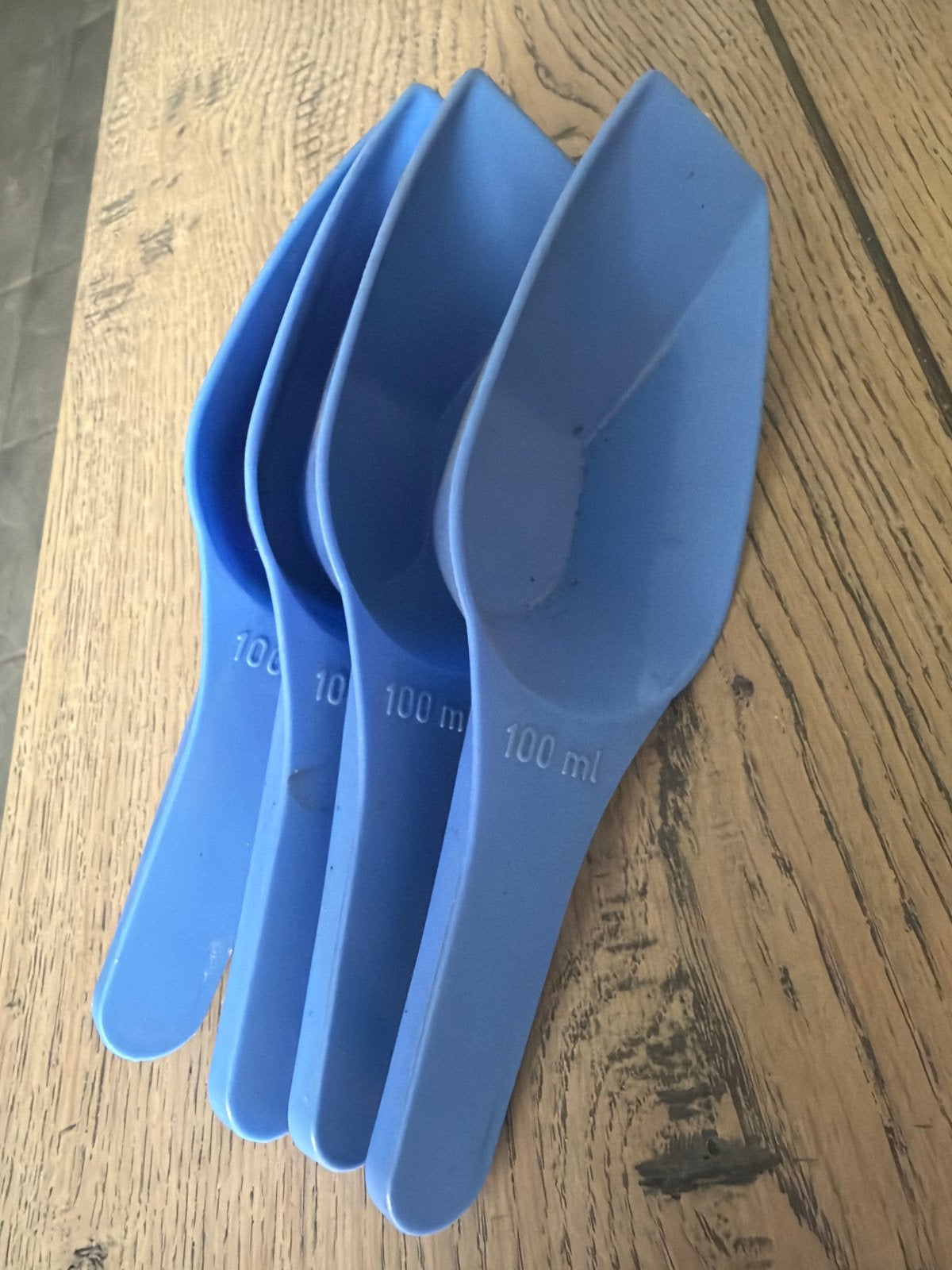Blauwe kunststof schepjes 100 ml voor bv konijnenvoer, Ophalen, Zo goed als nieuw