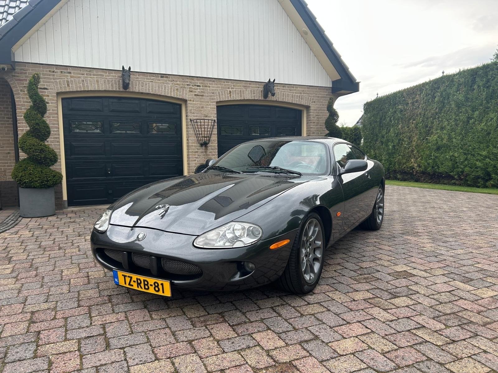 Jaguar XK 4.0 Coupe 1997 Grijs nieuwe apk, Auto's, Achterwielaandrijving, 8 cilinders, Leder, Automatische klimaatregeling