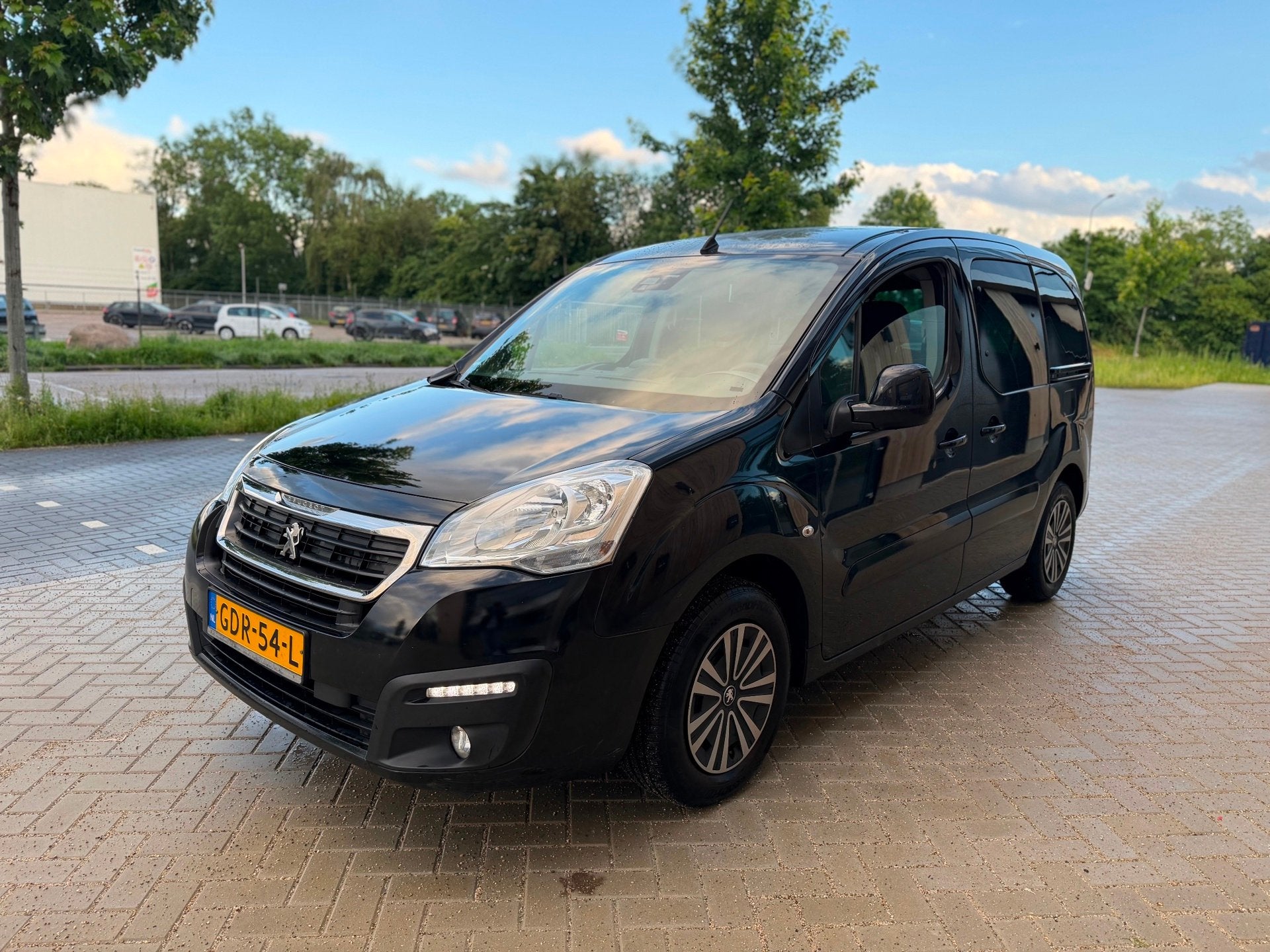 Peugeot Partner Tepee 1.6 BlueHDi Allure 100PK (bj 2018) 5P|, Auto's, Peugeot, Voorwielaandrijving, Stof, Gebruikt, Euro 6