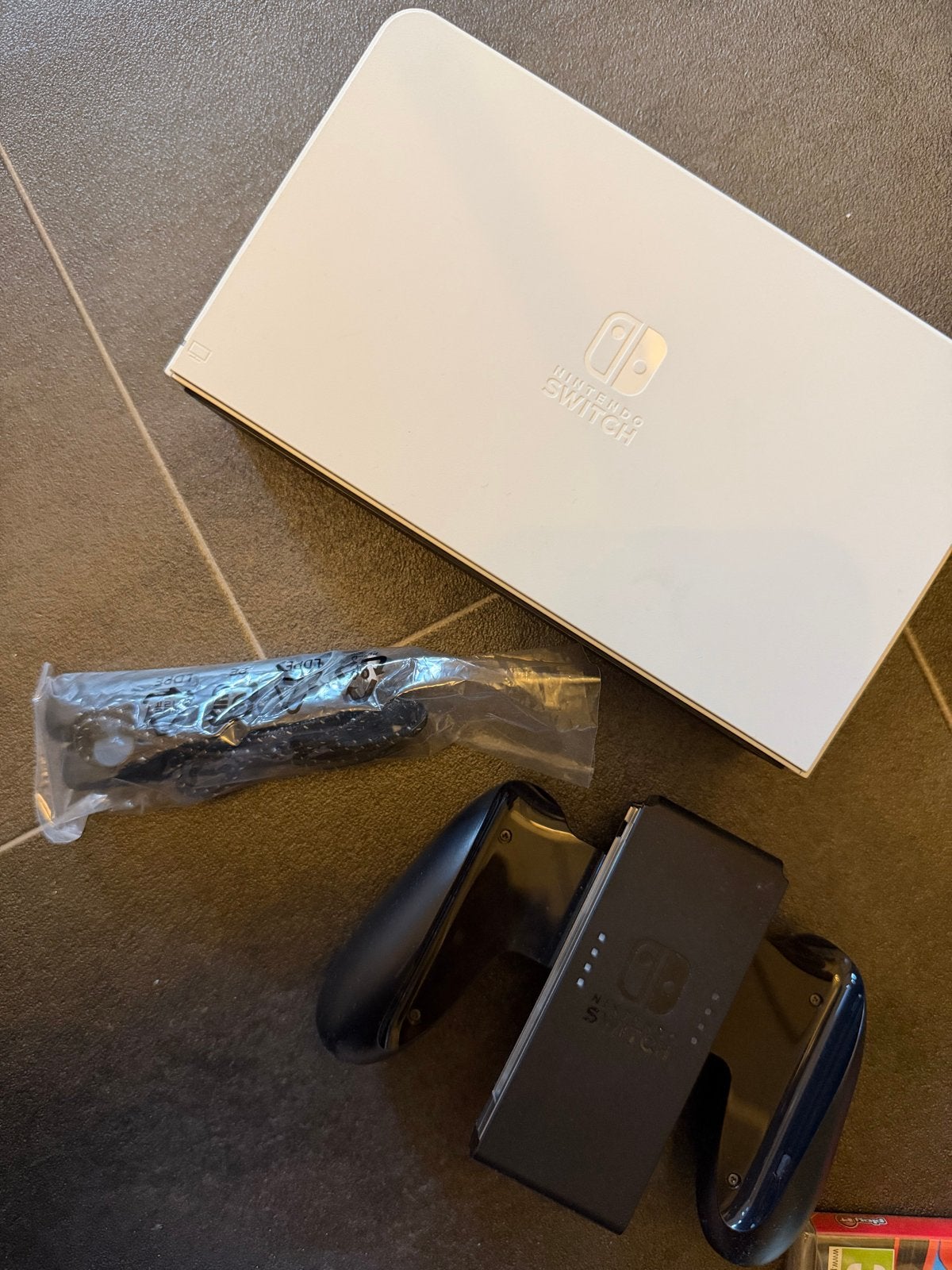 Foto 3 van Nintendo Switch OLED met lader, joysticks en GTA spel
