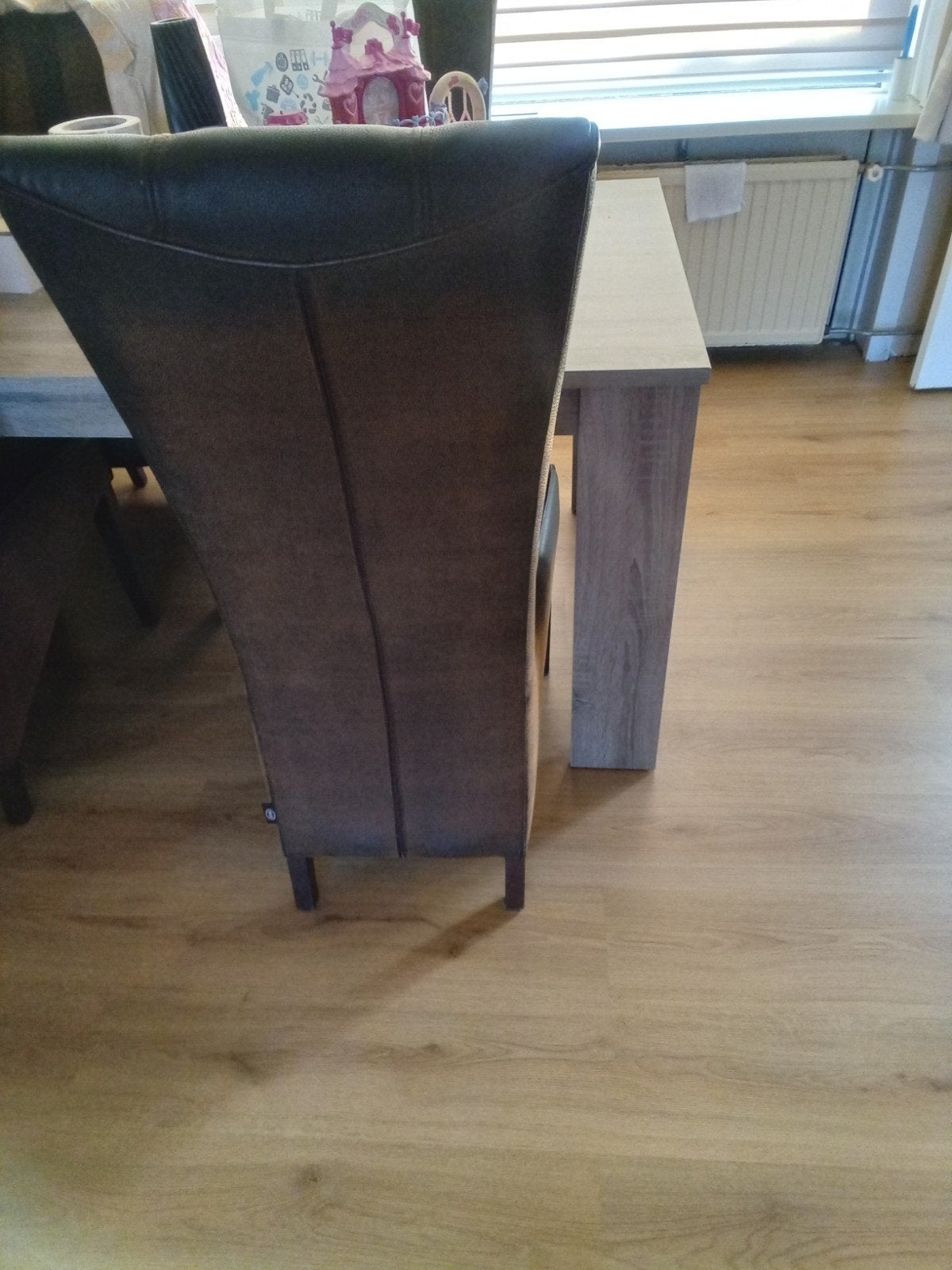 Elegante eetkamerstoel van kunstleer    6 stoelen, Huis en Inrichting, Stoelen, Modern, Klassiek, Gebruikt, Bruin, Ophalen of Verzenden