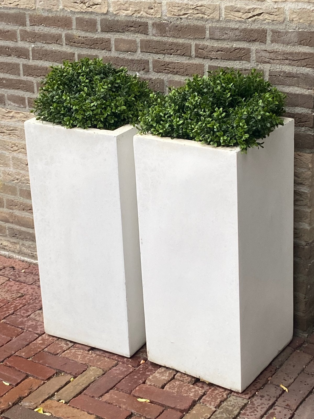 Hoge witte plantenbakken met gratis nep planten, Ophalen, Gebruikt, Rond, Kunststof
